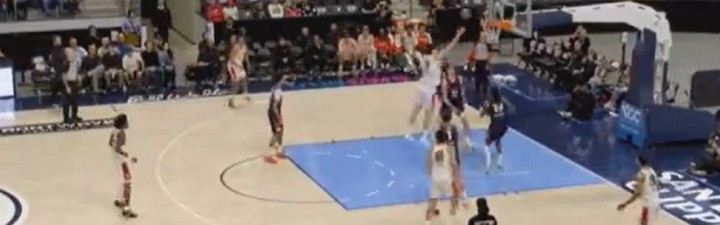 乐鱼官网-包夹来了！杨瀚森低位闪电转身绕开防守 可惜上篮没进