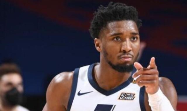 乐鱼官网-4战3负爵士心态失衡 米切尔：裁判的判罚是荒谬的