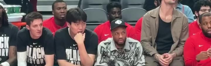 静静等待机会！小吧拍到杨瀚森坐在利拉德旁 认真观察场上局势