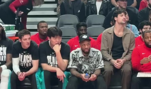 静静等待机会！小吧拍到杨瀚森坐在利拉德旁 认真观察场上局势