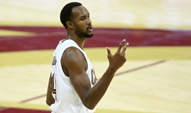 乐鱼vip-持续输出！莫布里转身强攻打成2+1 半节独得11分战平国王全队